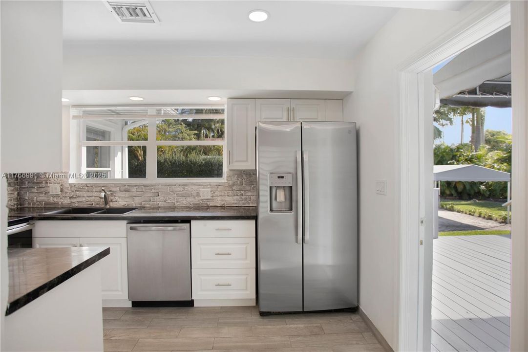 Vendido Recientemente: $915,000 (3 camas, 2 baños, 1537 Pies cuadrados)