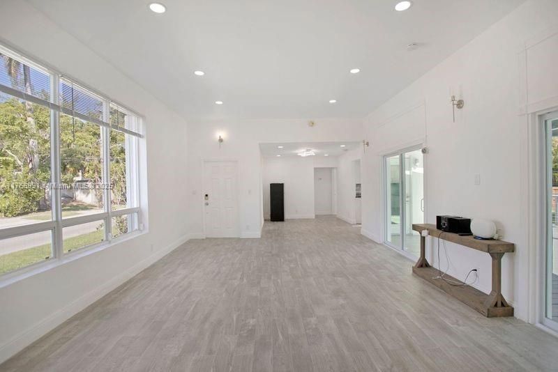 Vendido Recientemente: $915,000 (3 camas, 2 baños, 1537 Pies cuadrados)