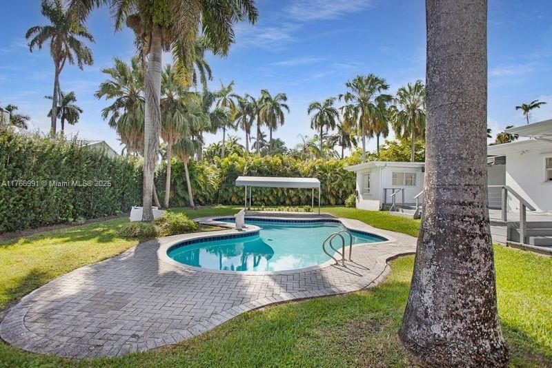 Vendido Recientemente: $915,000 (3 camas, 2 baños, 1537 Pies cuadrados)