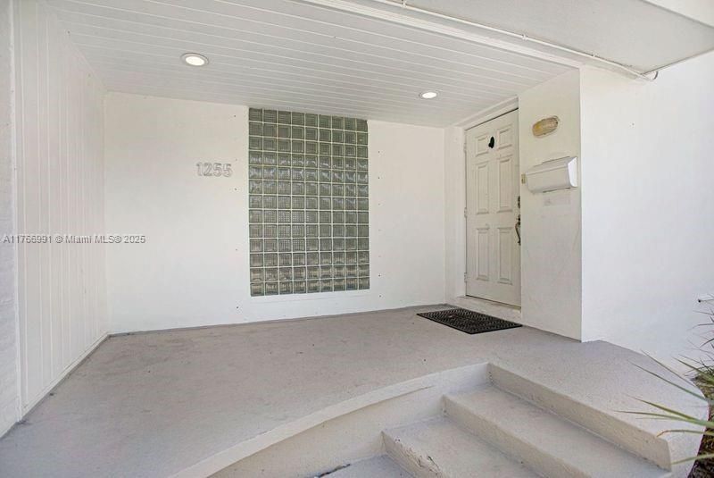 Vendido Recientemente: $915,000 (3 camas, 2 baños, 1537 Pies cuadrados)