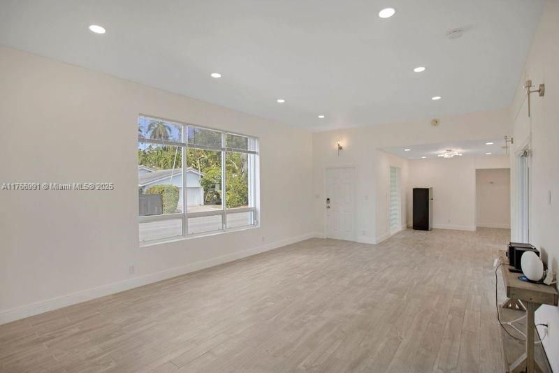 Vendido Recientemente: $915,000 (3 camas, 2 baños, 1537 Pies cuadrados)