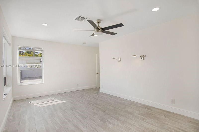 Vendido Recientemente: $915,000 (3 camas, 2 baños, 1537 Pies cuadrados)