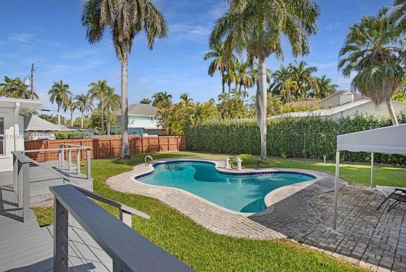 Vendido Recientemente: $915,000 (3 camas, 2 baños, 1537 Pies cuadrados)