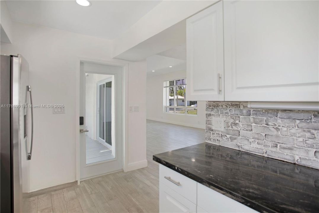 Vendido Recientemente: $915,000 (3 camas, 2 baños, 1537 Pies cuadrados)