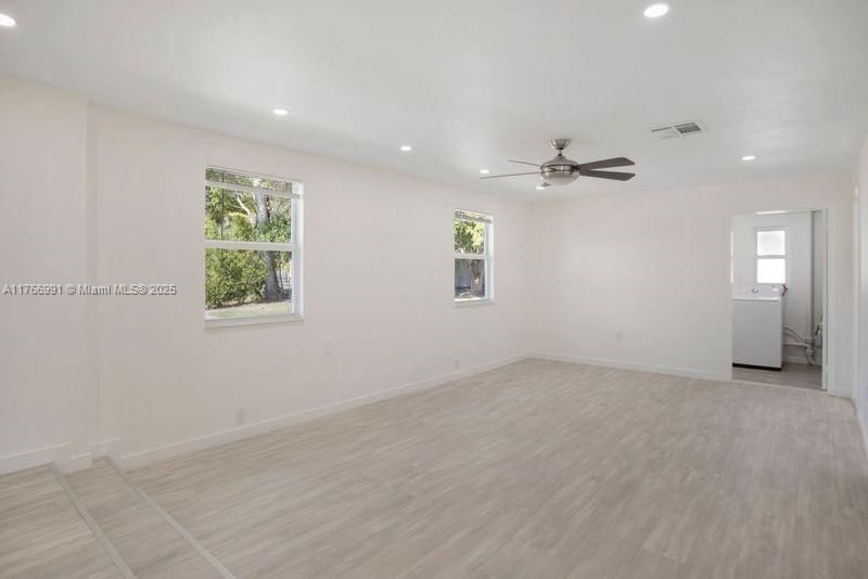 Vendido Recientemente: $915,000 (3 camas, 2 baños, 1537 Pies cuadrados)