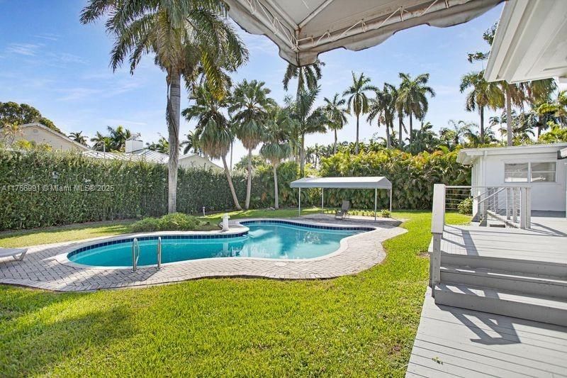 Vendido Recientemente: $915,000 (3 camas, 2 baños, 1537 Pies cuadrados)