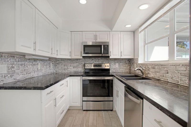 Vendido Recientemente: $915,000 (3 camas, 2 baños, 1537 Pies cuadrados)