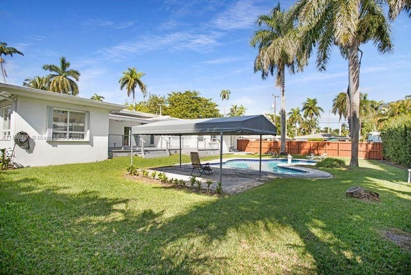 Vendido Recientemente: $915,000 (3 camas, 2 baños, 1537 Pies cuadrados)