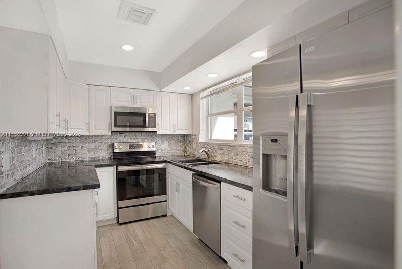 Vendido Recientemente: $915,000 (3 camas, 2 baños, 1537 Pies cuadrados)