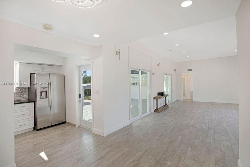 Vendido Recientemente: $915,000 (3 camas, 2 baños, 1537 Pies cuadrados)