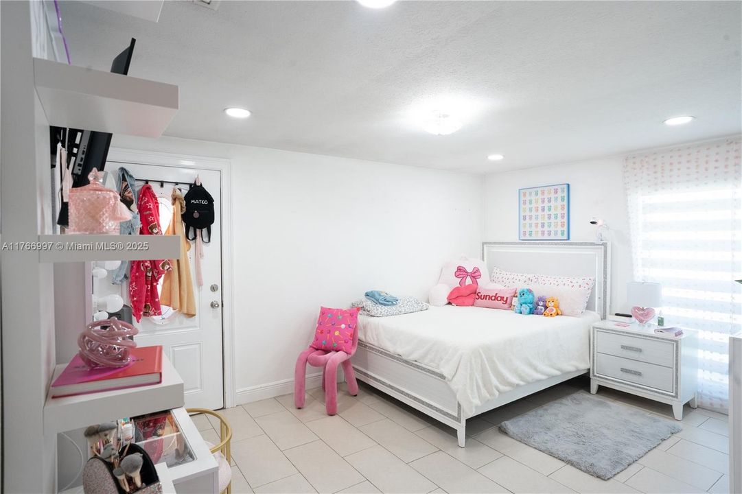 Под контрактом: $455,000 (4 спален, 2 ванн, 1494 Квадратных фут)