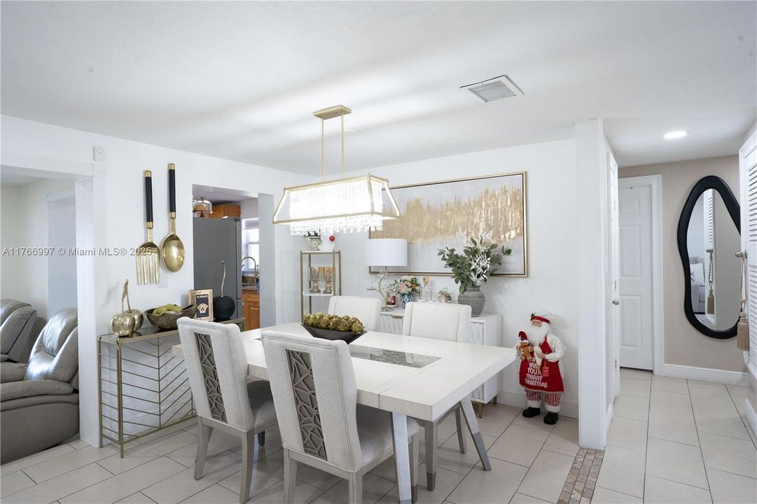 Под контрактом: $455,000 (4 спален, 2 ванн, 1494 Квадратных фут)