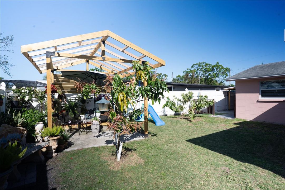 Под контрактом: $455,000 (4 спален, 2 ванн, 1494 Квадратных фут)