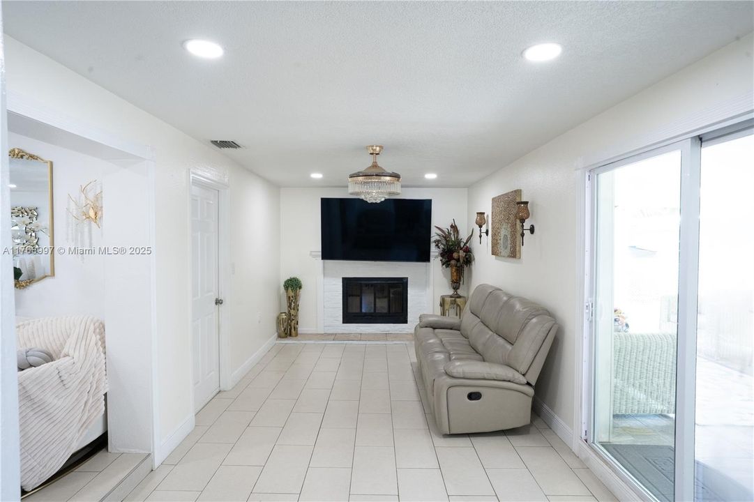 Под контрактом: $455,000 (4 спален, 2 ванн, 1494 Квадратных фут)