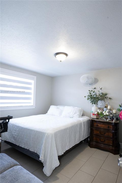 Под контрактом: $455,000 (4 спален, 2 ванн, 1494 Квадратных фут)