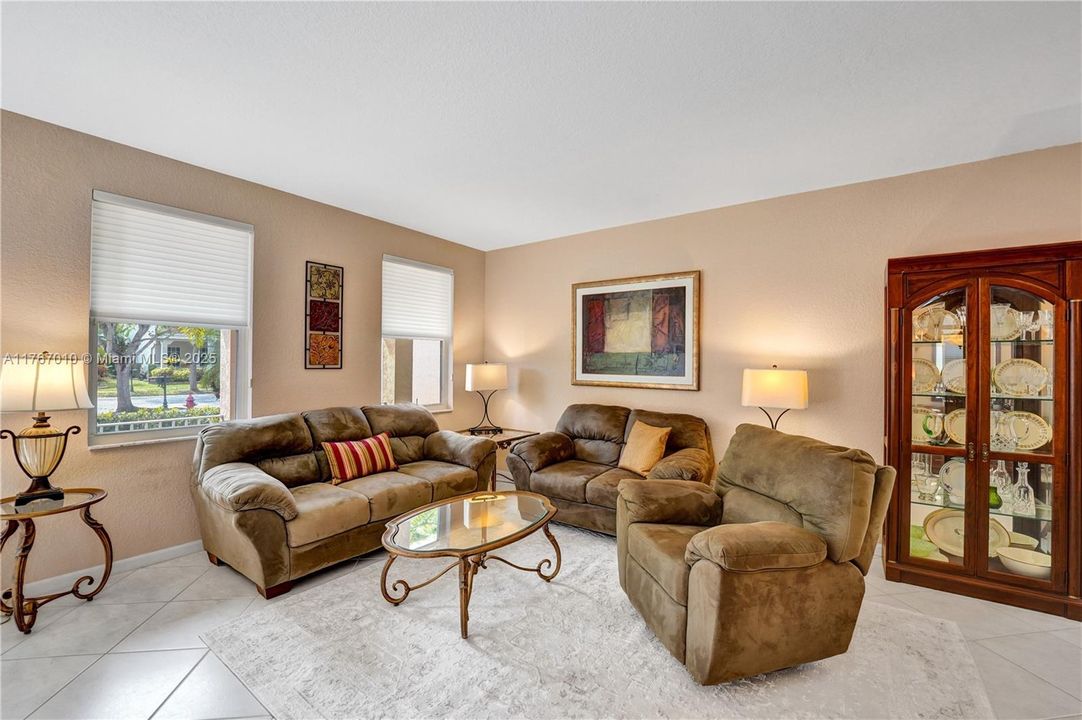 Недавно продано: $950,000 (5 спален, 4 ванн, 2798 Квадратных фут)