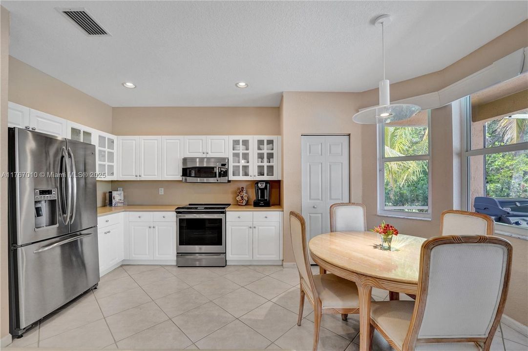 Недавно продано: $950,000 (5 спален, 4 ванн, 2798 Квадратных фут)