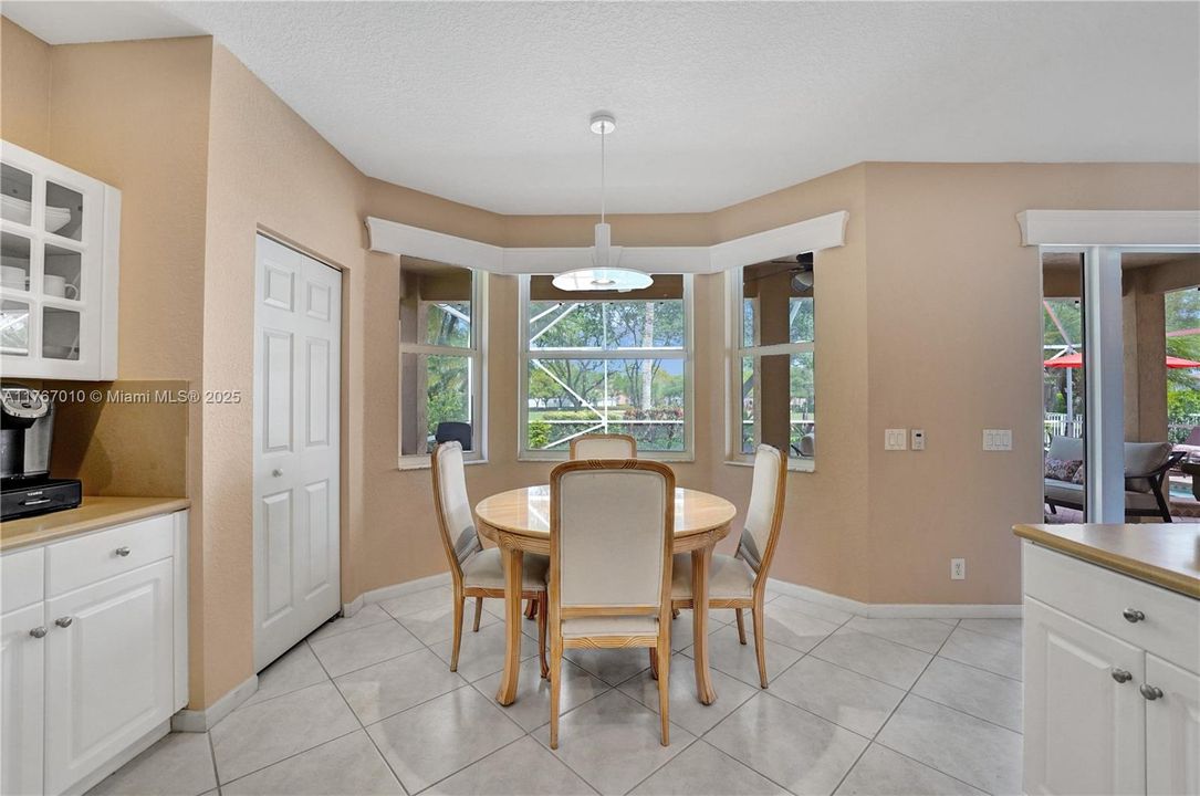 Недавно продано: $950,000 (5 спален, 4 ванн, 2798 Квадратных фут)