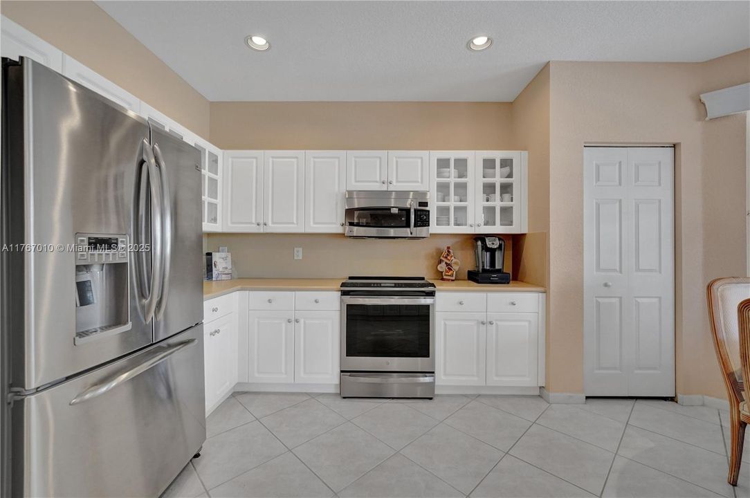 Недавно продано: $950,000 (5 спален, 4 ванн, 2798 Квадратных фут)