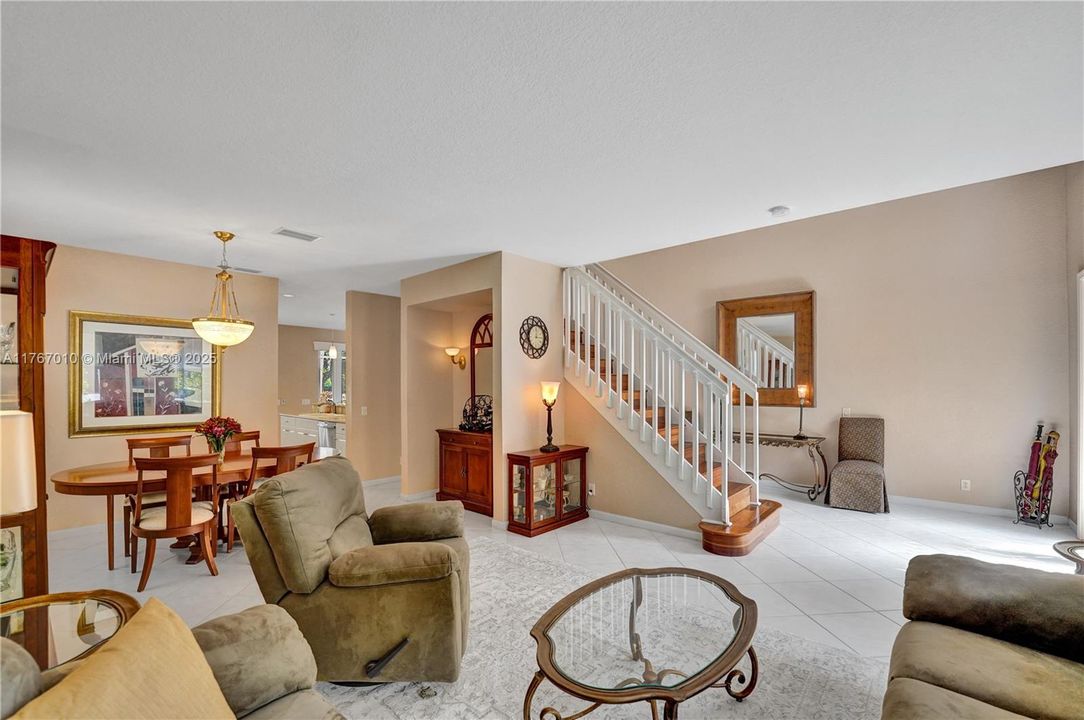 Недавно продано: $950,000 (5 спален, 4 ванн, 2798 Квадратных фут)