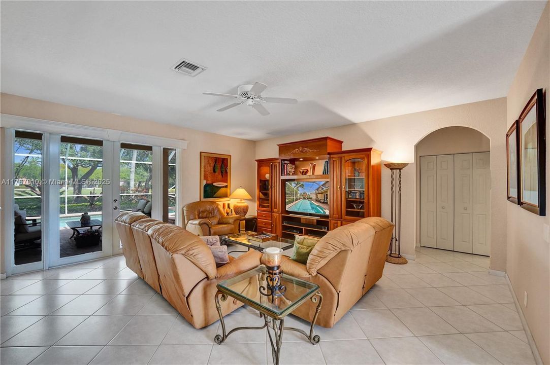 Недавно продано: $950,000 (5 спален, 4 ванн, 2798 Квадратных фут)