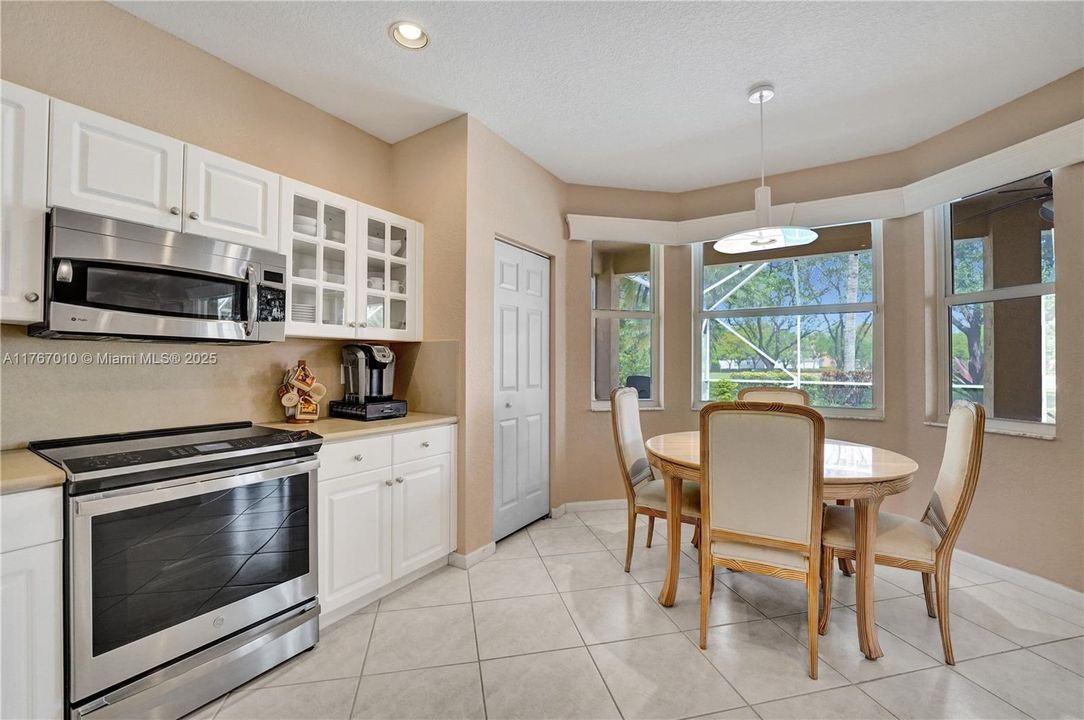 Недавно продано: $950,000 (5 спален, 4 ванн, 2798 Квадратных фут)