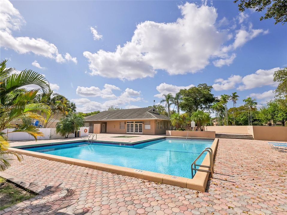 Recently Sold: $220,000 (1 beds, 1 baths, 628 Square Feet)