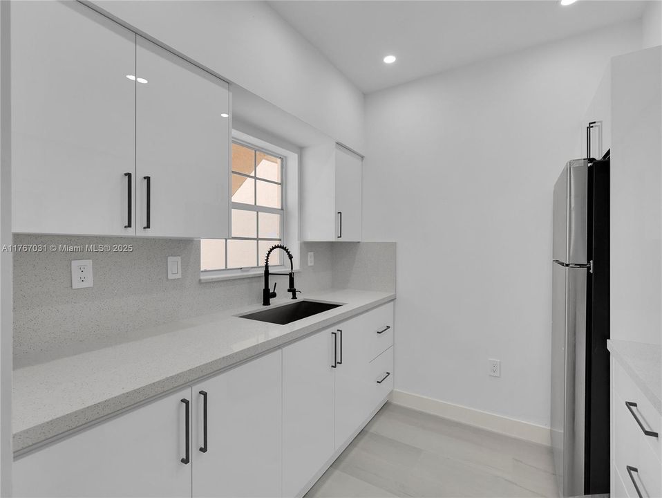 Recently Sold: $220,000 (1 beds, 1 baths, 628 Square Feet)