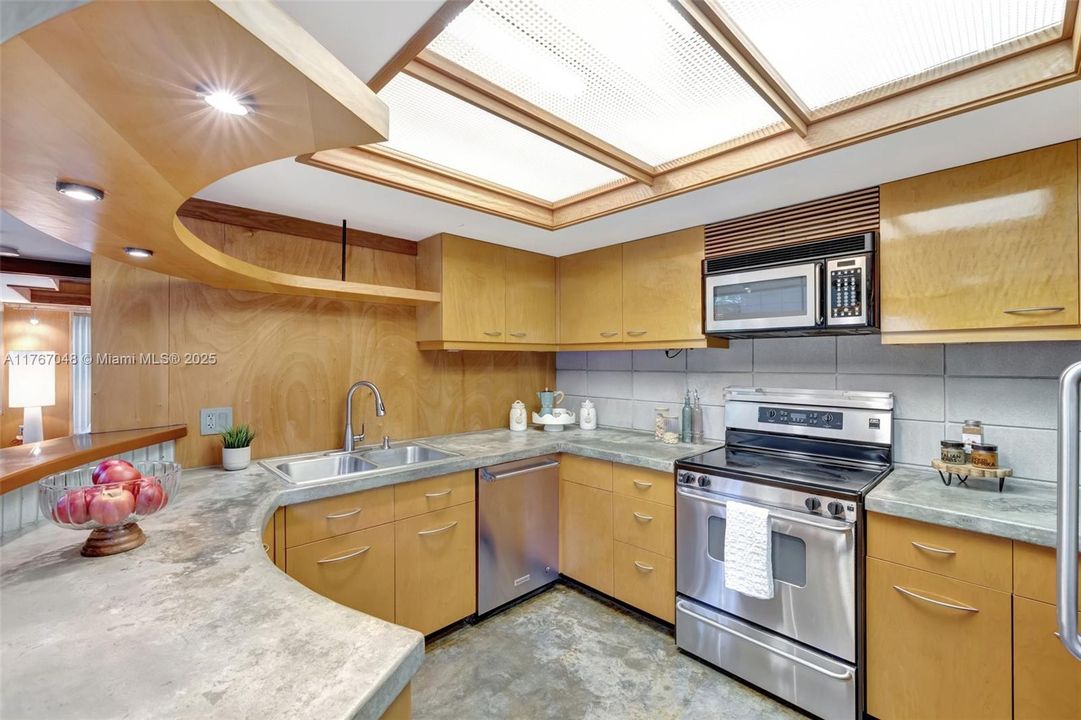 待售: $1,300,000 (4 贝兹, 2 浴室, 2193 平方英尺)