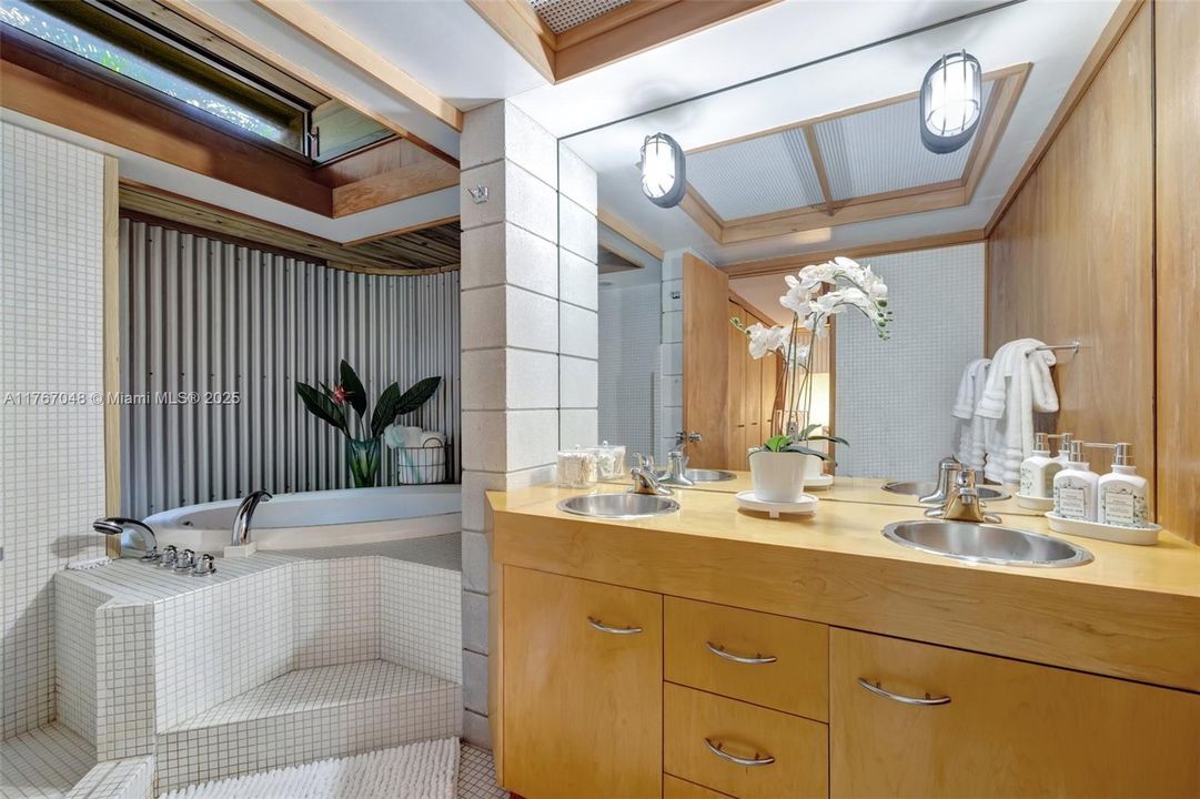 待售: $1,300,000 (4 贝兹, 2 浴室, 2193 平方英尺)