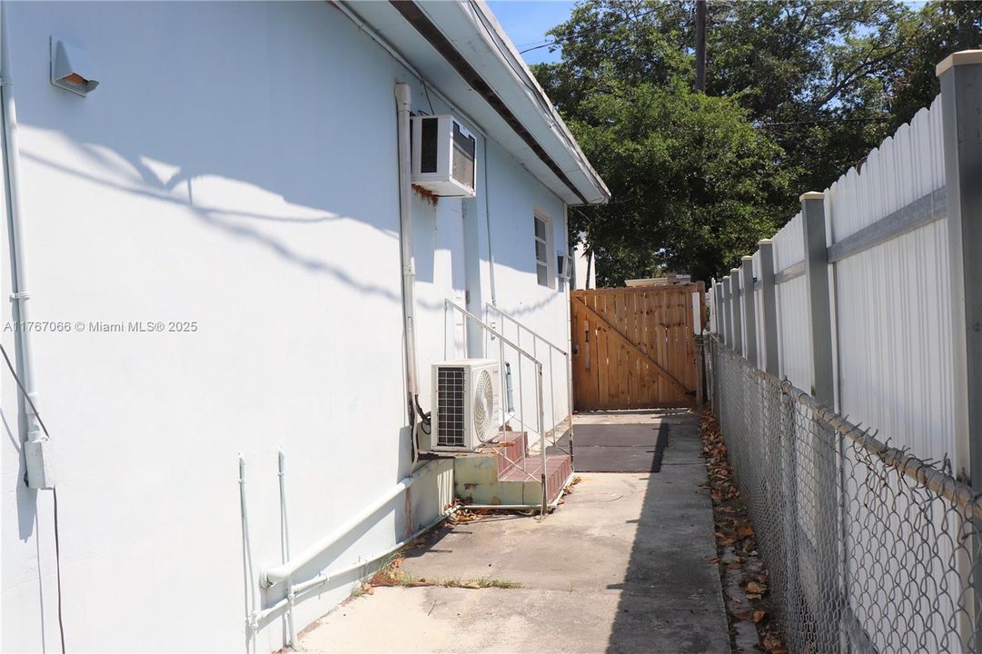 Recently Sold: $315,000 (2 beds, 1 baths, 749 Square Feet)