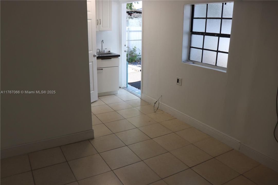 Recently Sold: $315,000 (2 beds, 1 baths, 749 Square Feet)