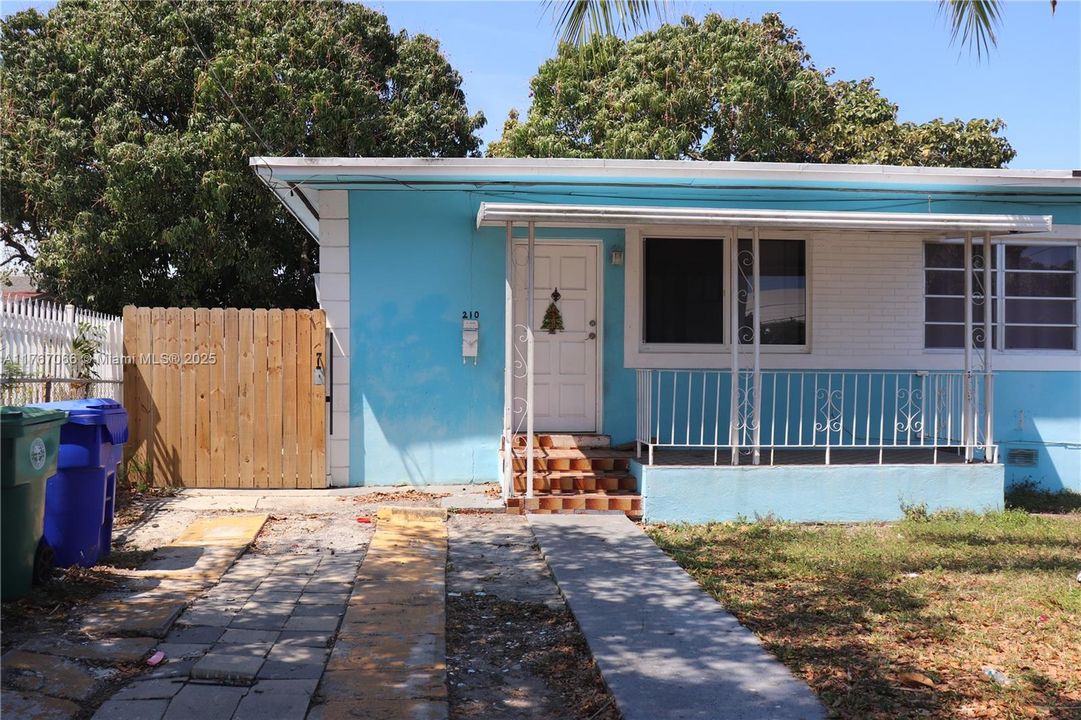 Recently Sold: $315,000 (2 beds, 1 baths, 749 Square Feet)