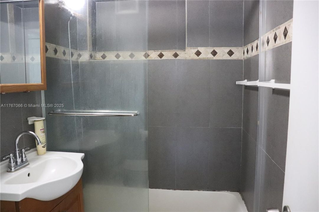 Recently Sold: $315,000 (2 beds, 1 baths, 749 Square Feet)