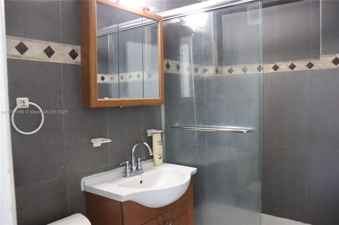 Recently Sold: $315,000 (2 beds, 1 baths, 749 Square Feet)