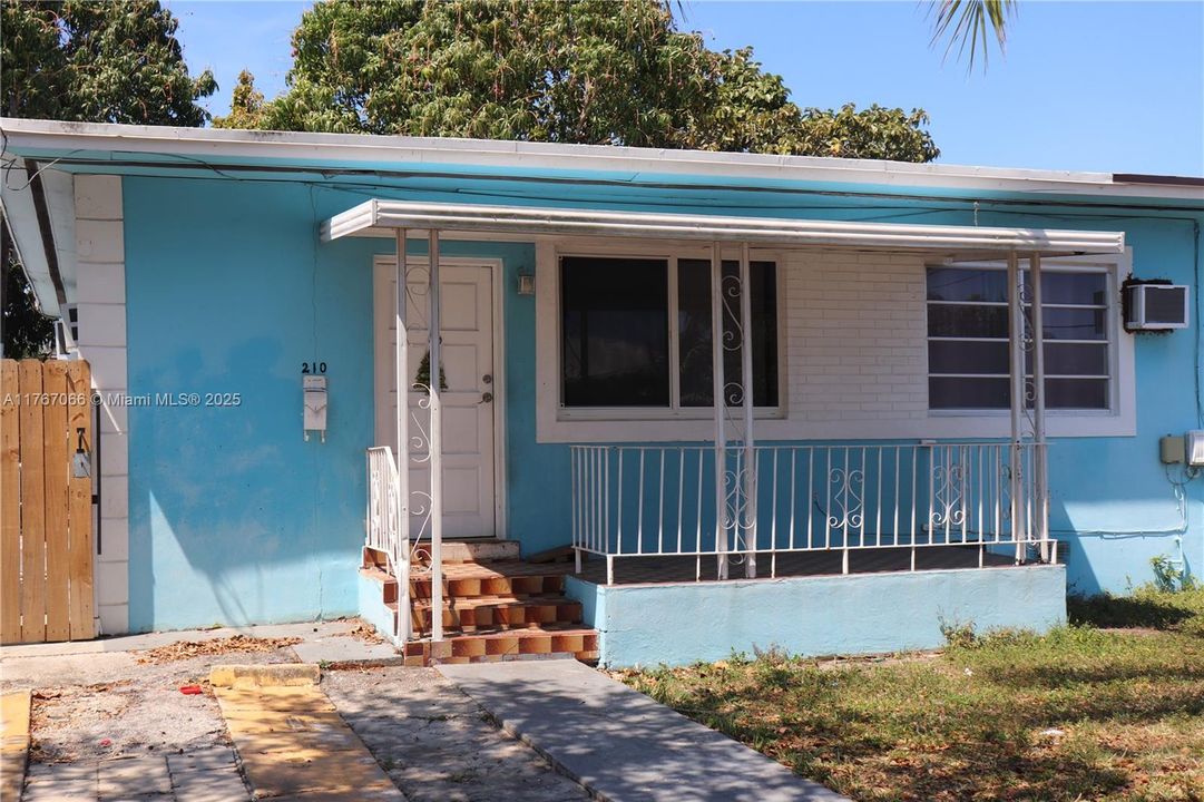 Recently Sold: $315,000 (2 beds, 1 baths, 749 Square Feet)