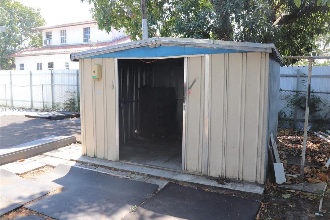 Shed w/ electricity