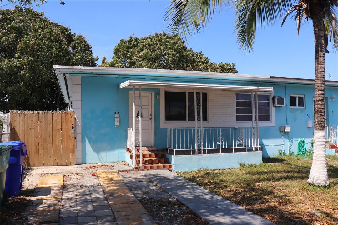 Recently Sold: $315,000 (2 beds, 1 baths, 749 Square Feet)