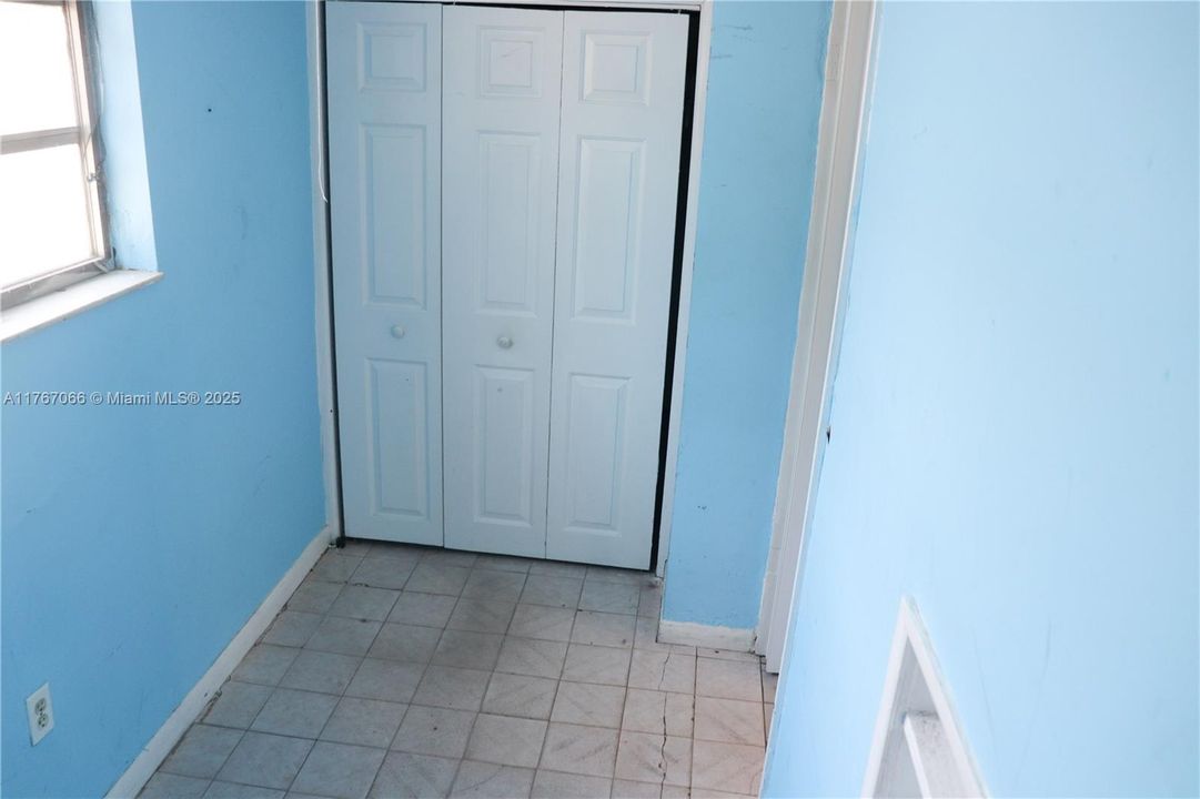 Recently Sold: $315,000 (2 beds, 1 baths, 749 Square Feet)