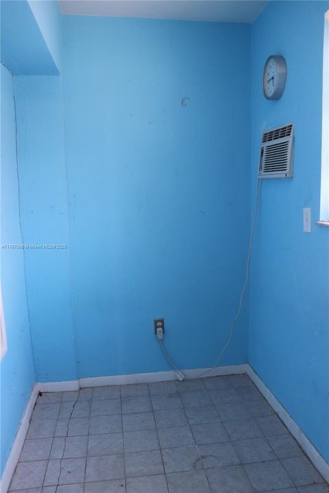 Recently Sold: $315,000 (2 beds, 1 baths, 749 Square Feet)