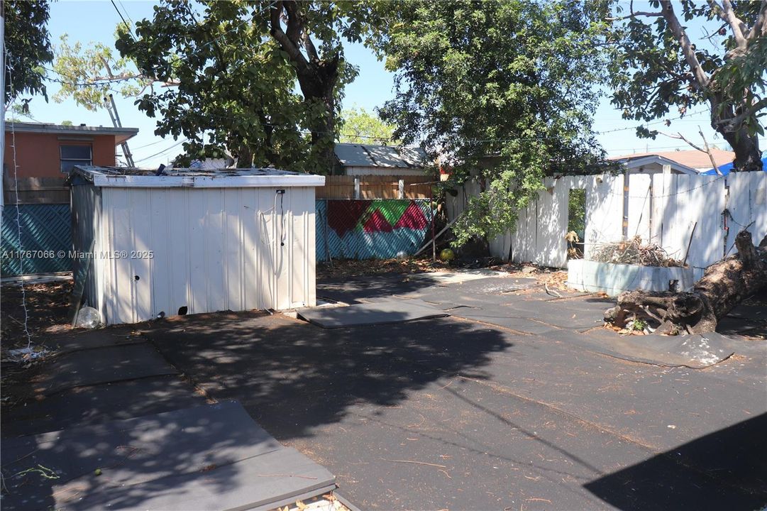 Recently Sold: $315,000 (2 beds, 1 baths, 749 Square Feet)