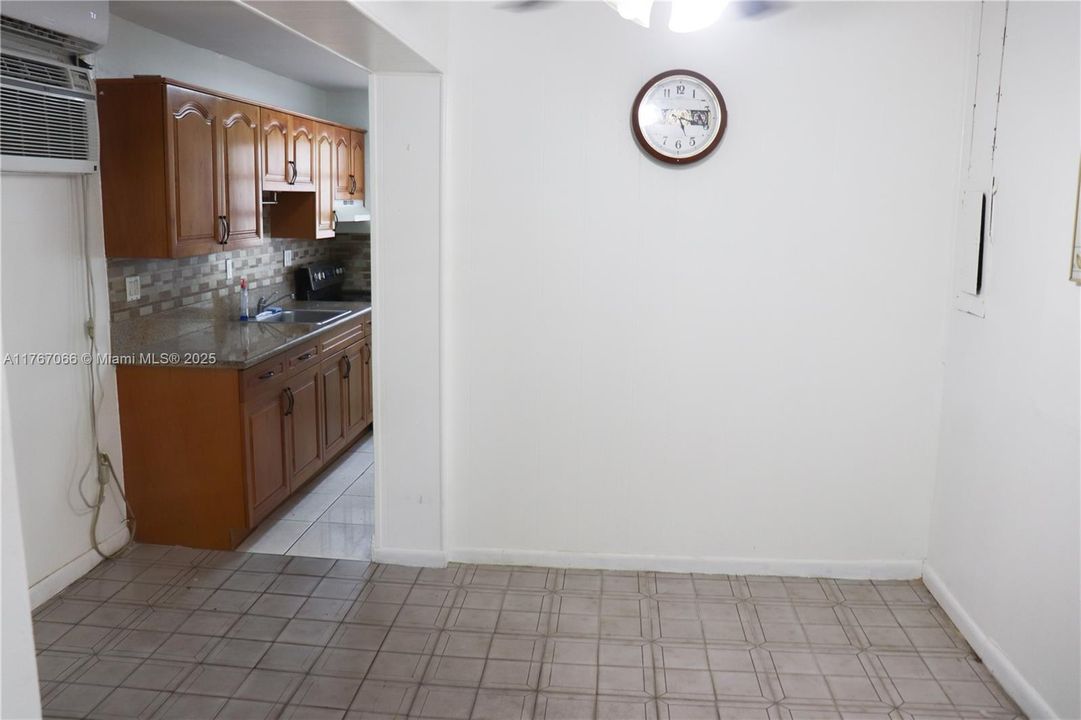 Recently Sold: $315,000 (2 beds, 1 baths, 749 Square Feet)