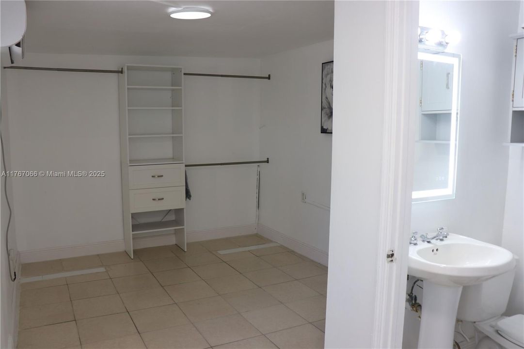 Recently Sold: $315,000 (2 beds, 1 baths, 749 Square Feet)