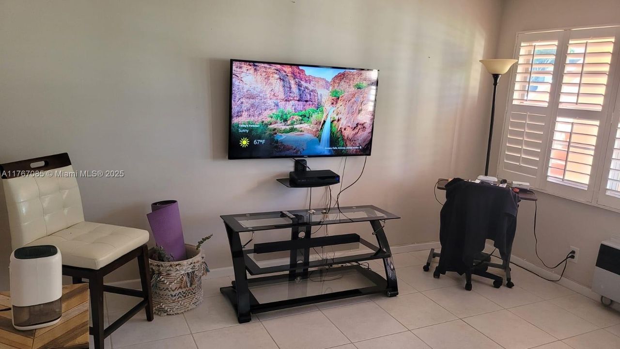 待售: $79,900 (1 贝兹, 1 浴室, 585 平方英尺)