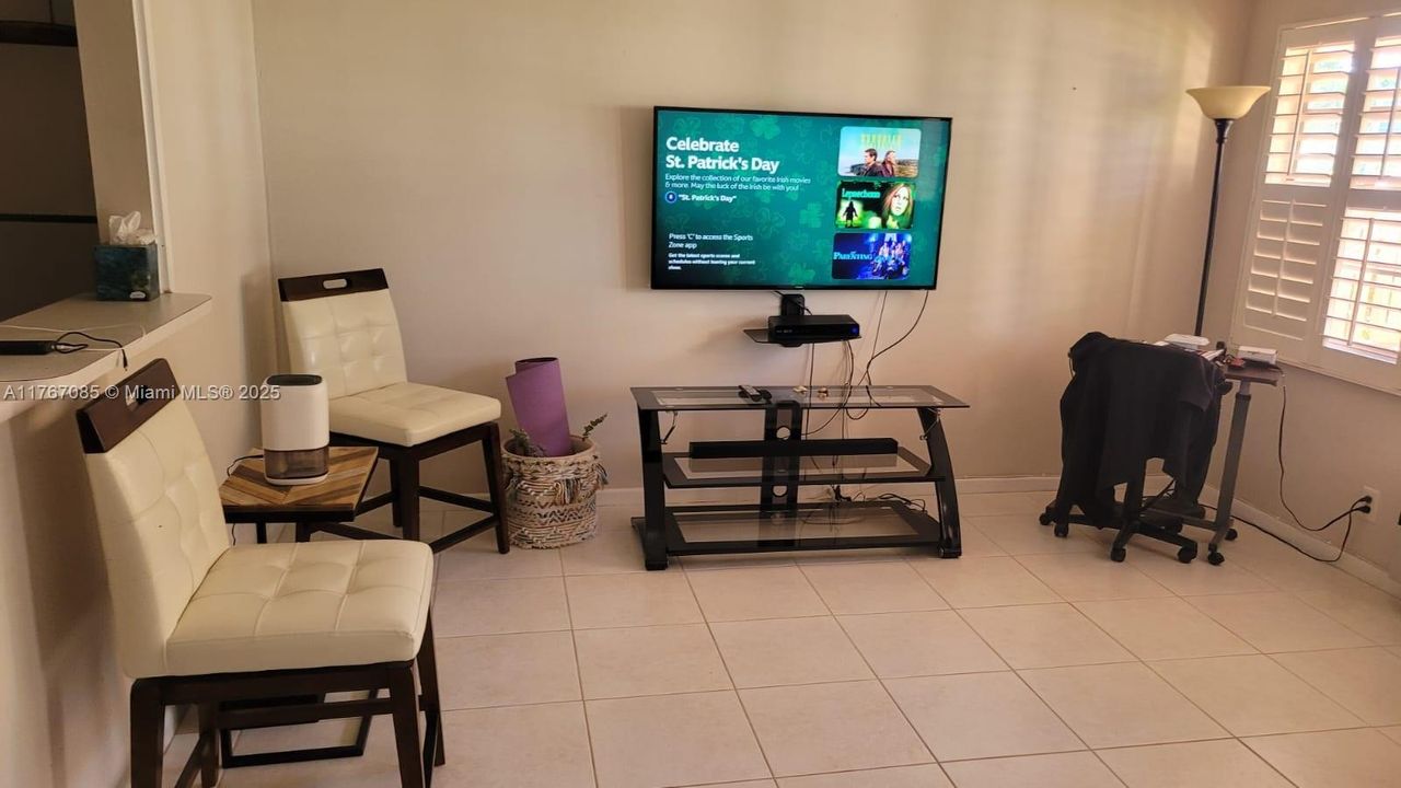 待售: $79,900 (1 贝兹, 1 浴室, 585 平方英尺)