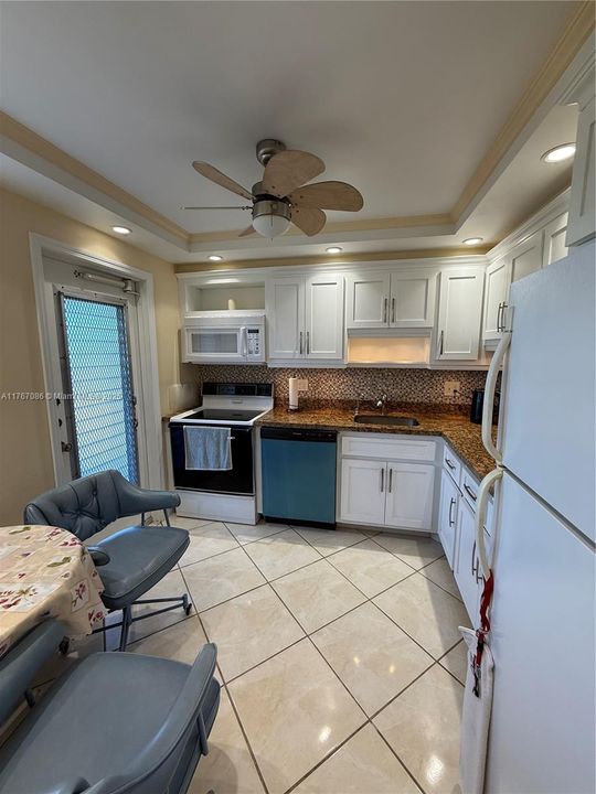 For Sale: $149,900 (2 beds, 2 baths, 992 Square Feet)