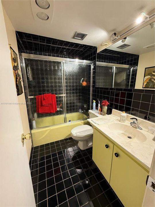 For Sale: $149,900 (2 beds, 2 baths, 992 Square Feet)