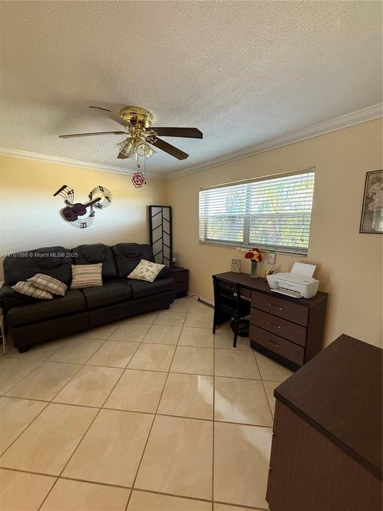 For Sale: $149,900 (2 beds, 2 baths, 992 Square Feet)