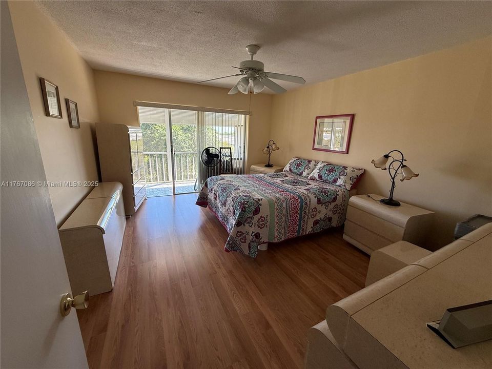 For Sale: $149,900 (2 beds, 2 baths, 992 Square Feet)