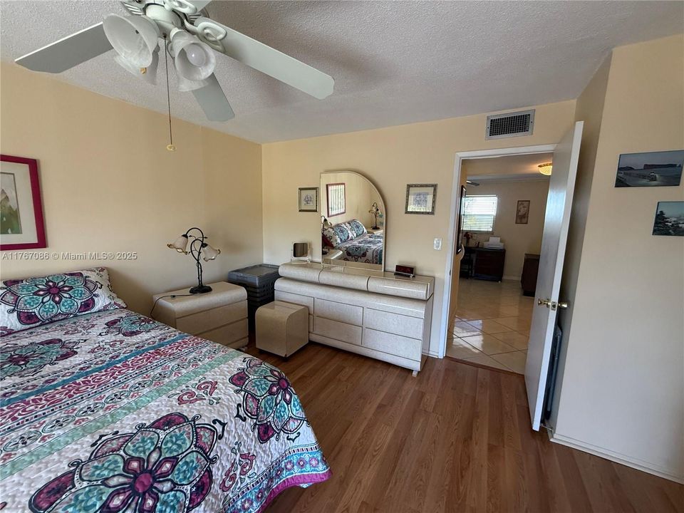 For Sale: $149,900 (2 beds, 2 baths, 992 Square Feet)